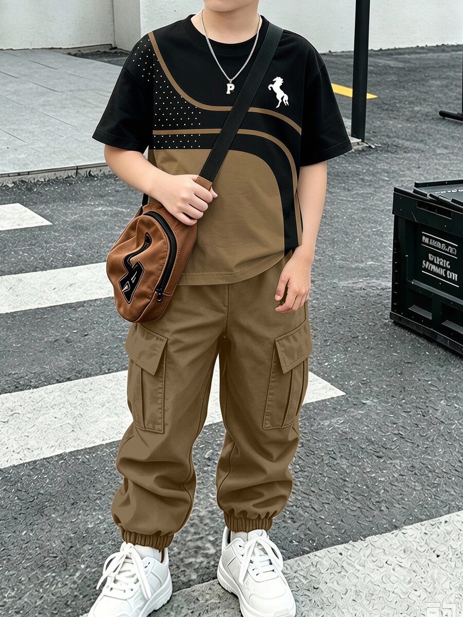 Versatile Fashionable Comfortable Round Neck T-Shirt & Black Cuffed Cargo Pants